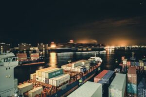 navios sendo carregados em porto para importação da china para o brasil