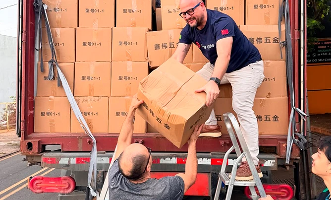 Rodrigo Giraldelli, CEO da China Gate, recebendo caixas num caminhão